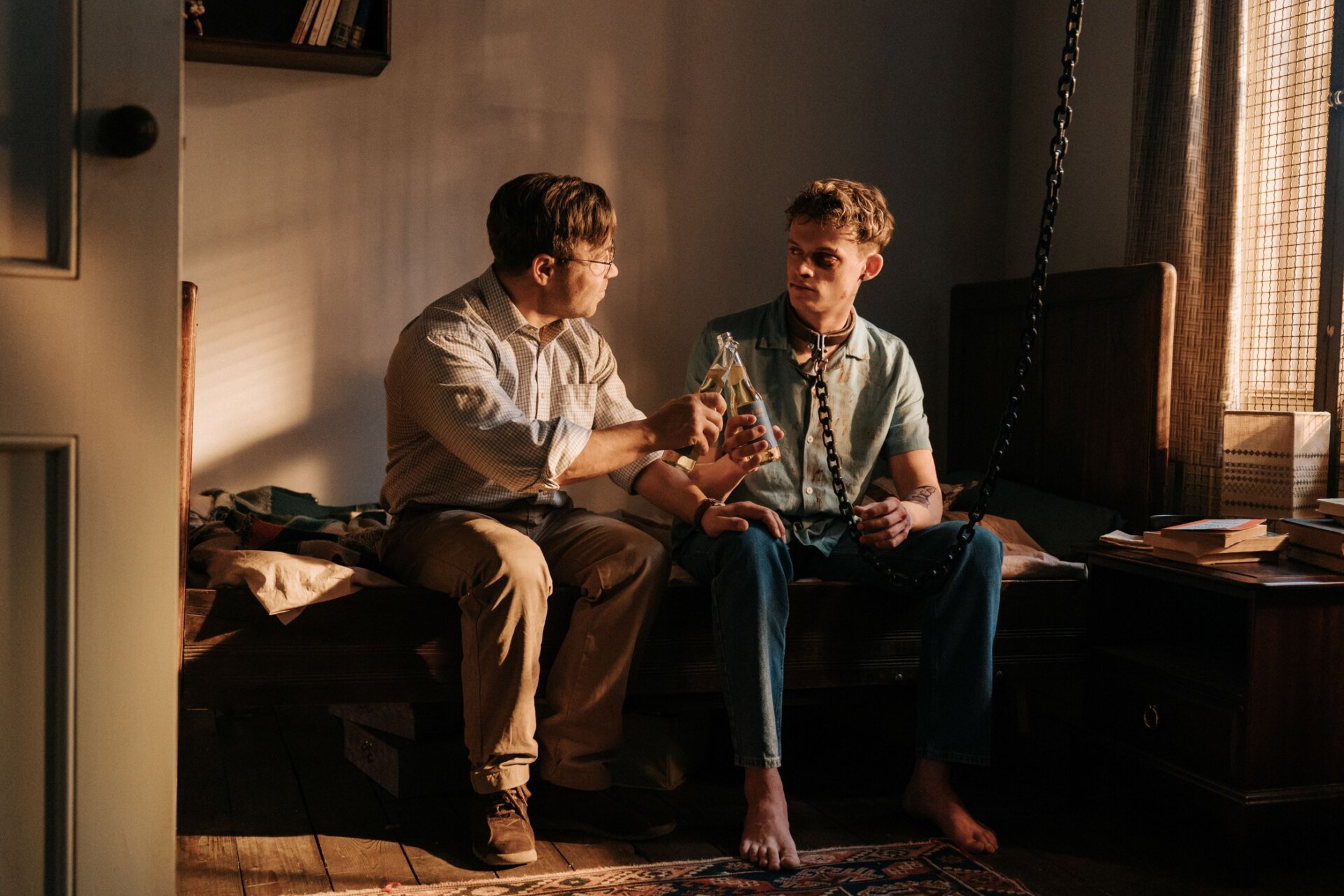 На цепи / Heel